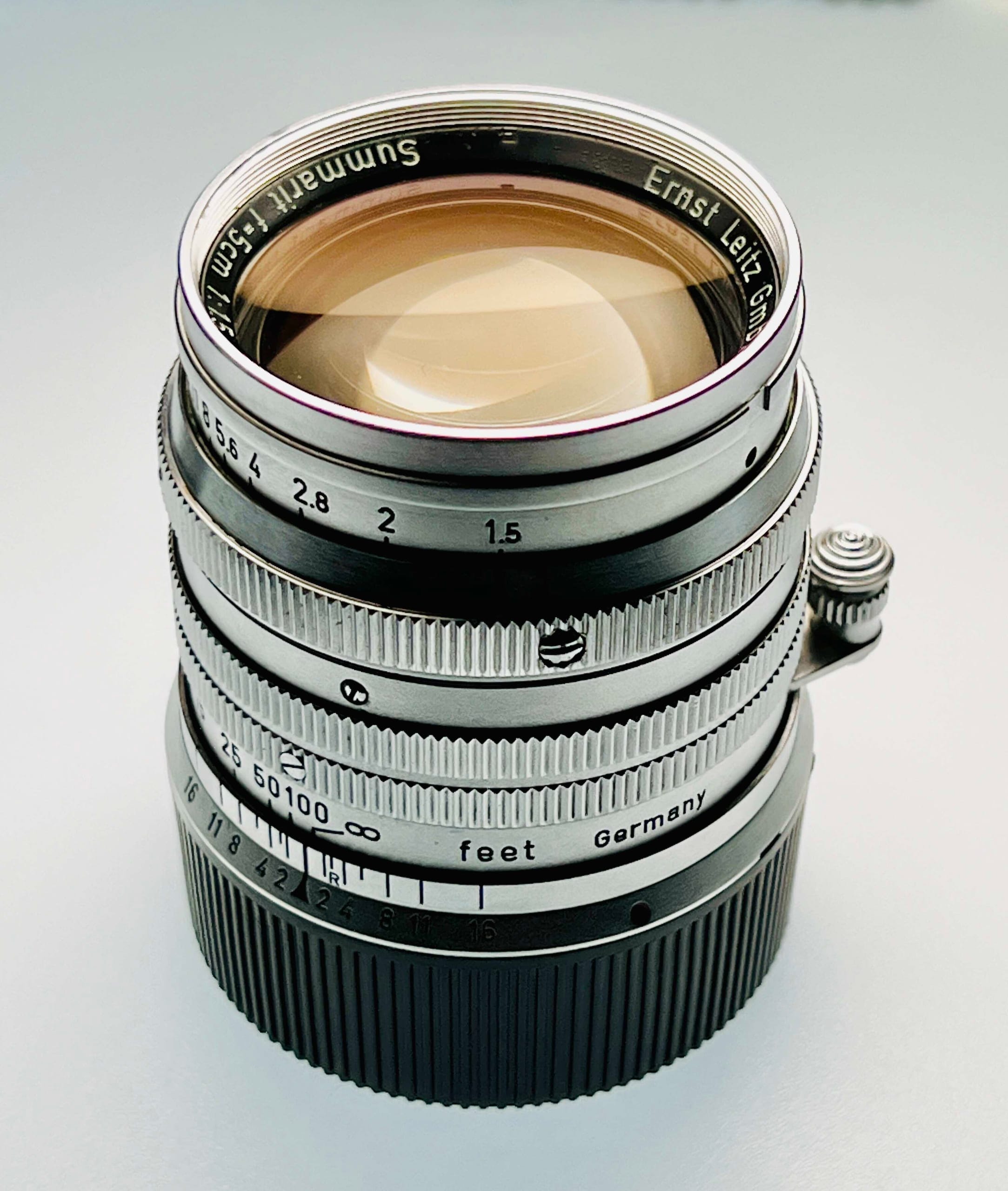 Leica Summarit 50mm f/1.5 — 镀铬镜筒与琥珀色镀膜