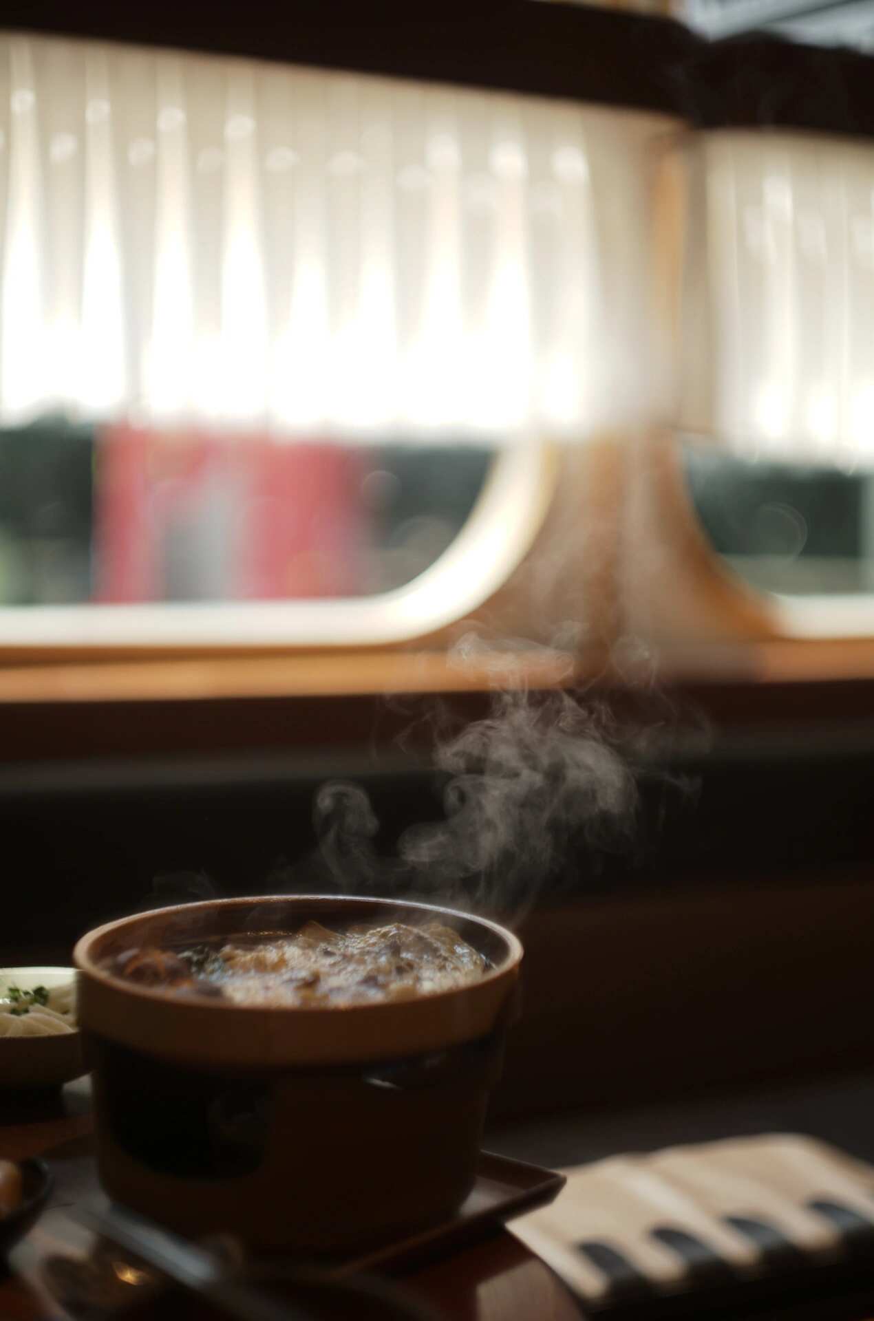 热气升腾 — 高光晕与低反差
