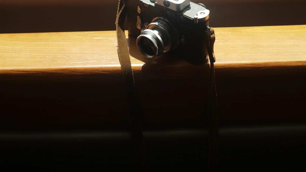 窗边阳光里的 Leica + Summarit 50